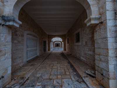 Attraversando ora una lunga volta si raggiungono diversi locali...